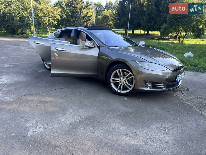 Лифтбек Tesla Model S 2015 в Ровно