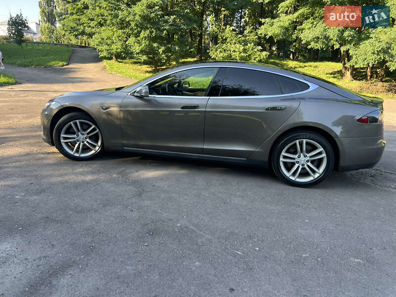 Лифтбек Tesla Model S 2015 в Ровно