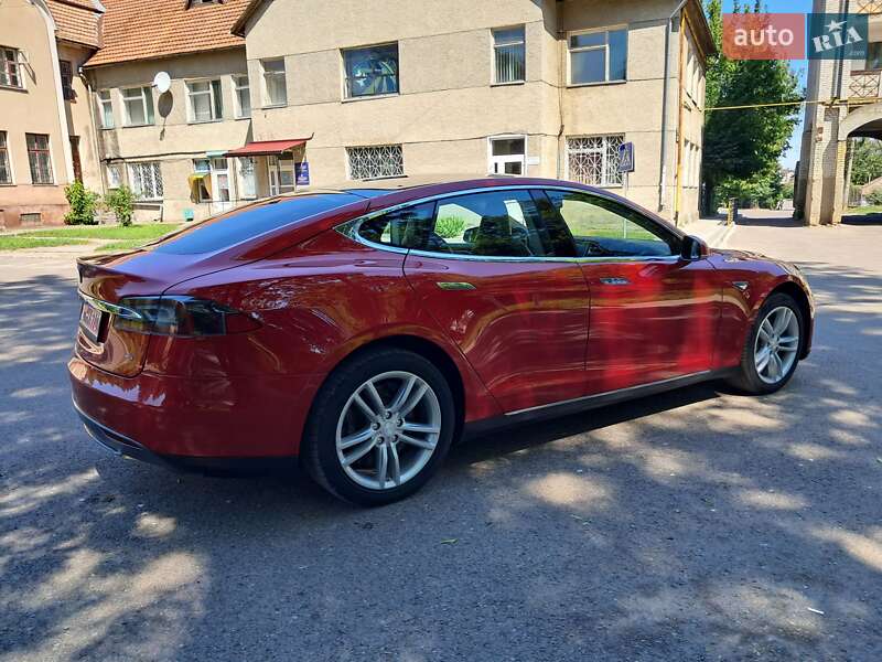 Лифтбек Tesla Model S 2014 в Радехове