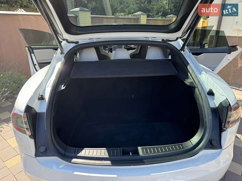 Лифтбек Tesla Model S 2016 в Ивано-Франковске
