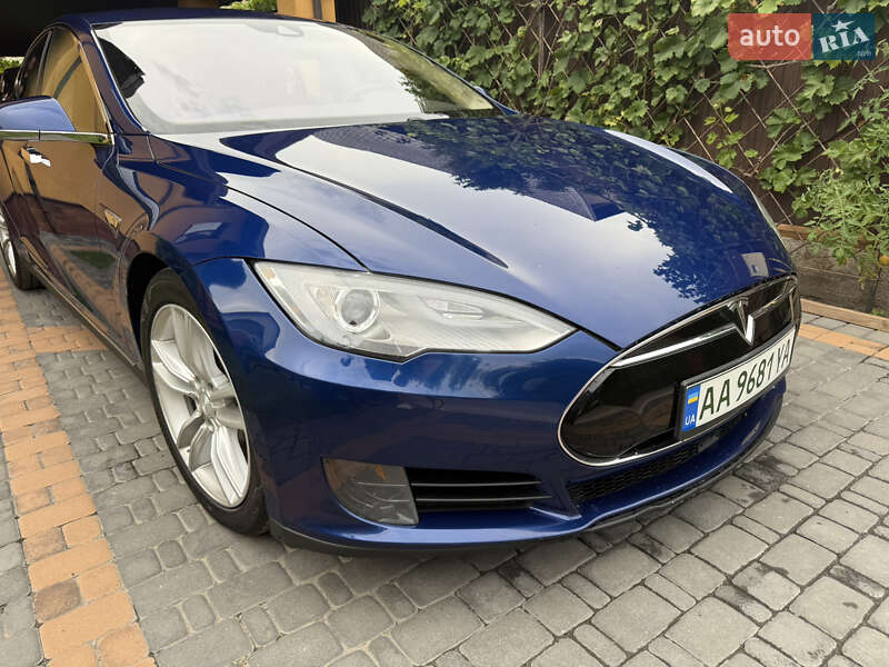 Tesla Model S 2015