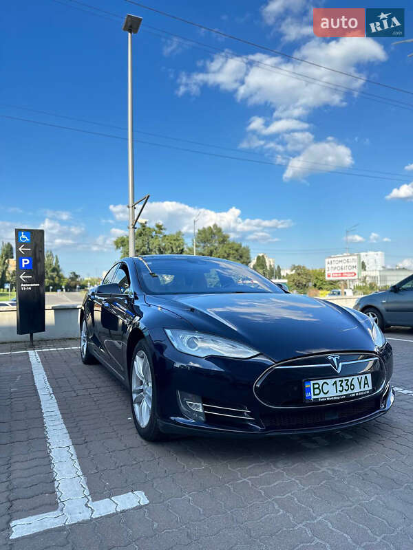 Лифтбек Tesla Model S 2015 в Киеве