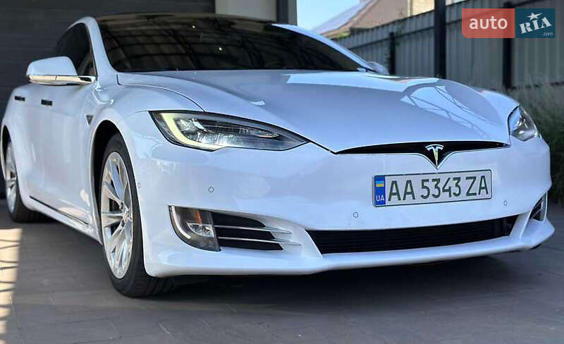 Лифтбек Tesla Model S 2016 в Кропивницком