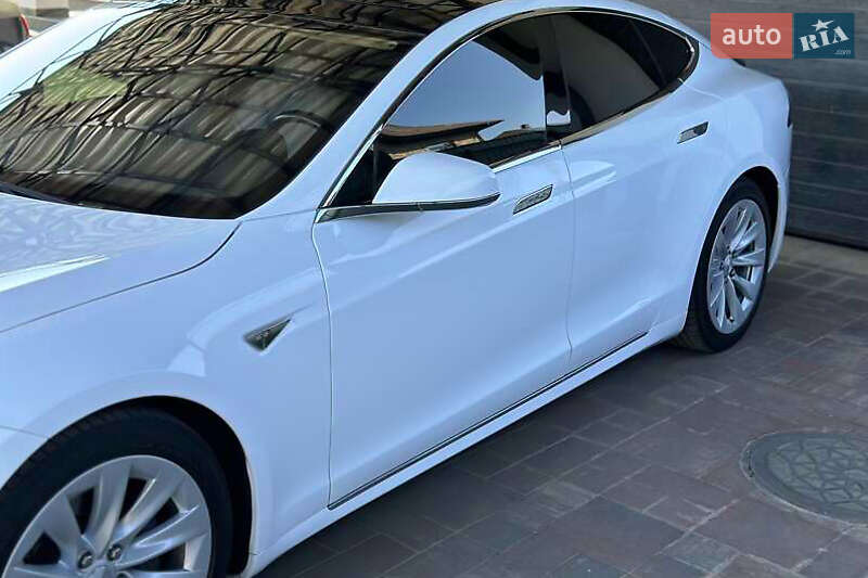 Лифтбек Tesla Model S 2016 в Кропивницком