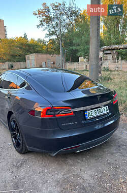 Лифтбек Tesla Model S 2015 в 