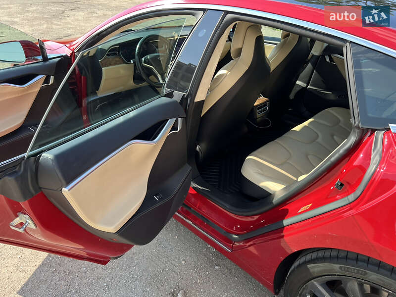 Лифтбек Tesla Model S 2017 в Тернополе