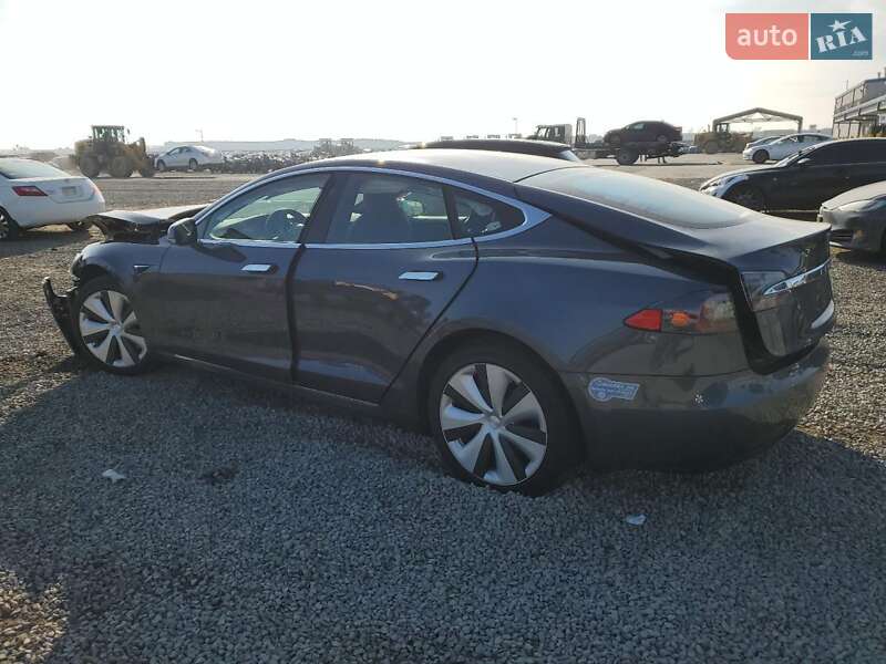 Лифтбек Tesla Model S 2021 в Сарнах