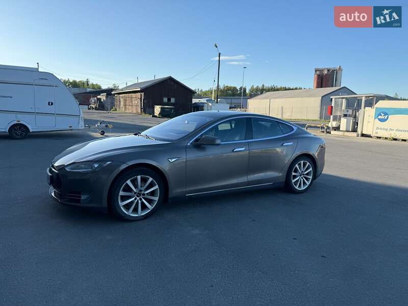Лифтбек Tesla Model S 2015 в Житомире