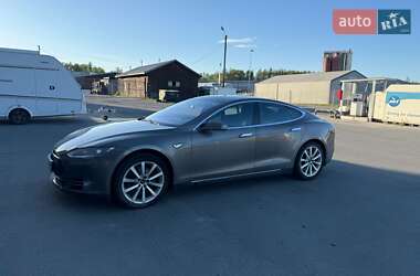 Лифтбек Tesla Model S 2015 в 