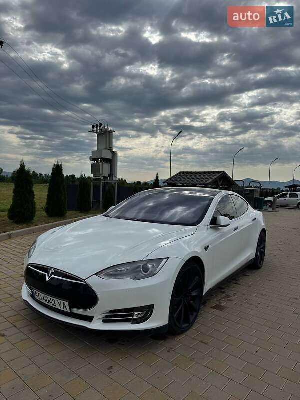 Лифтбек Tesla Model S 2014 в Иршаве