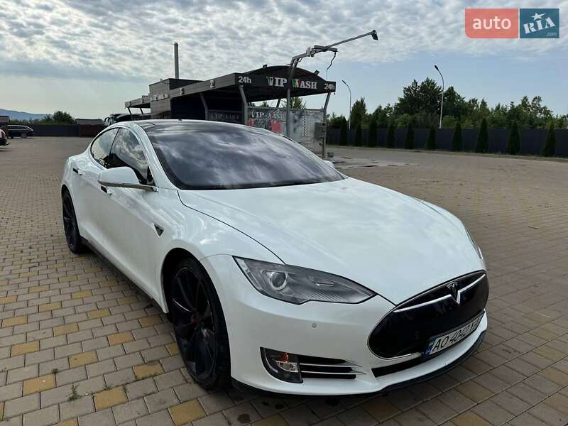 Лифтбек Tesla Model S 2014 в Иршаве