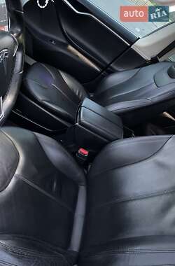 Лифтбек Tesla Model S 2013 в 