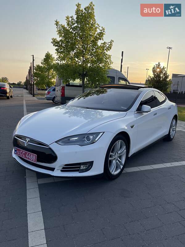 Tesla Model S 2015