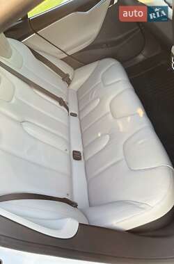 Лифтбек Tesla Model S 2015 в 