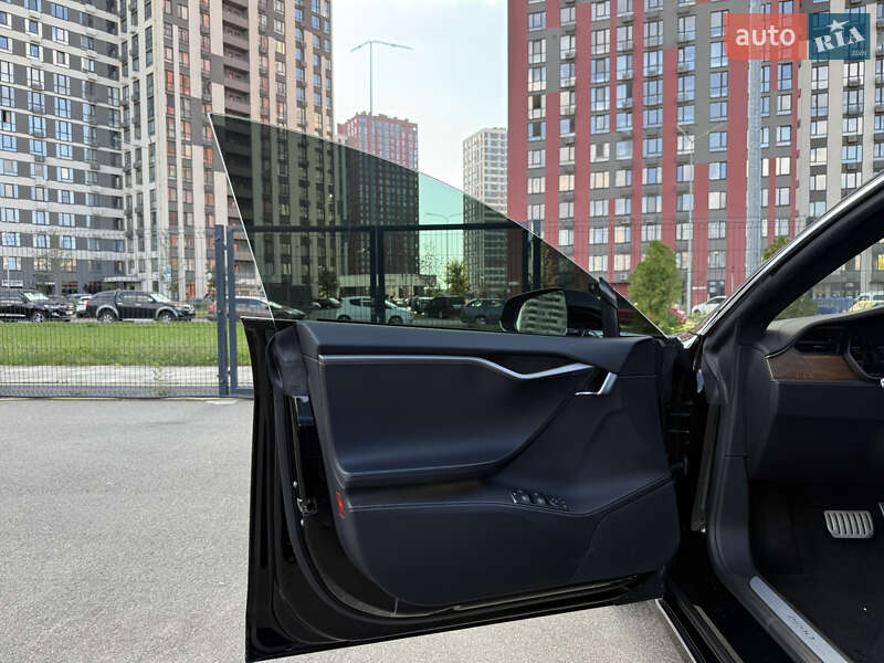 Лифтбек Tesla Model S 2018 в Киеве