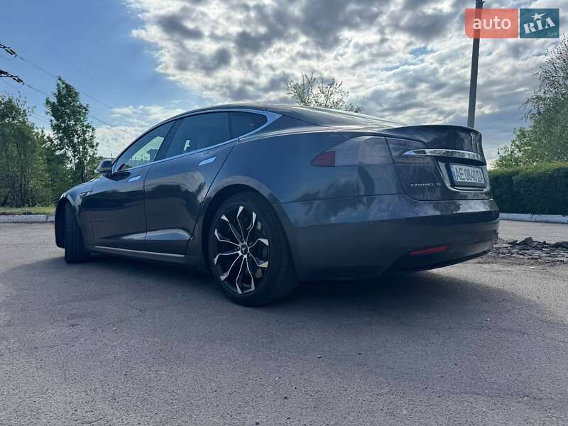 Лифтбек Tesla Model S 2016 в Каменском
