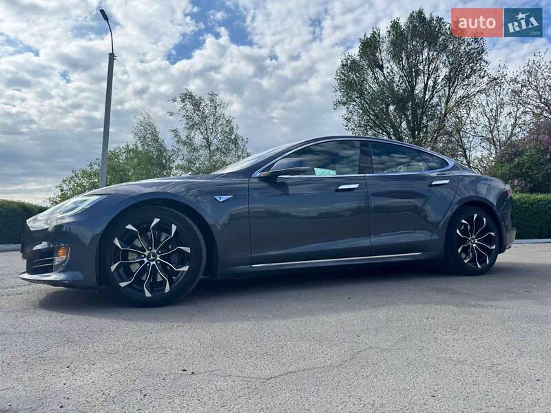 Лифтбек Tesla Model S 2016 в Каменском