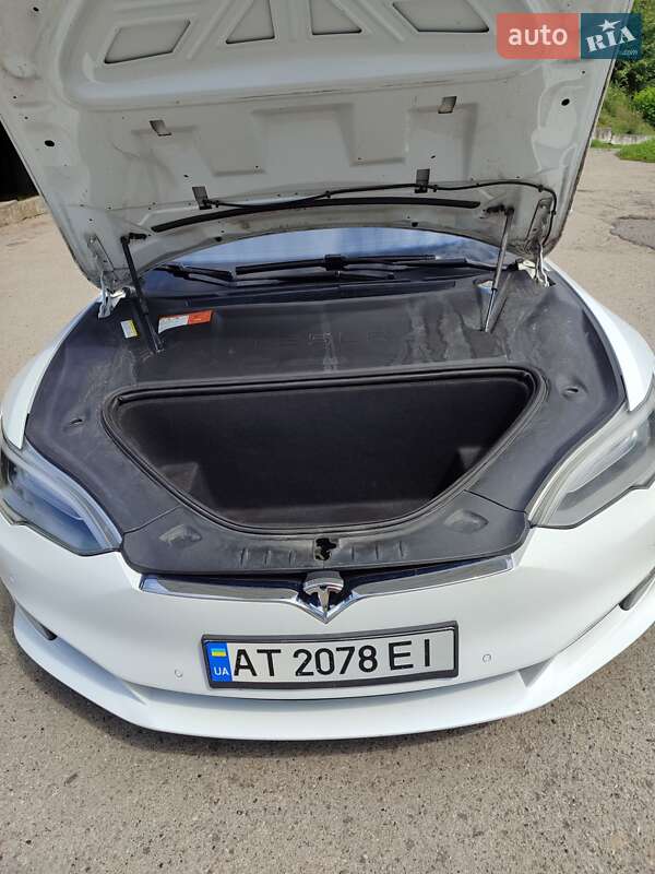 Лифтбек Tesla Model S 2016 в Ивано-Франковске