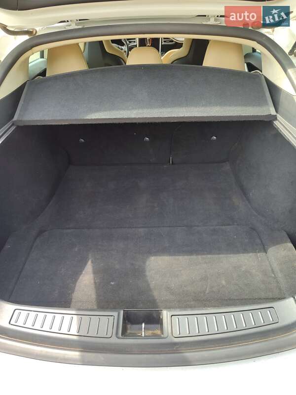 Лифтбек Tesla Model S 2016 в Ивано-Франковске