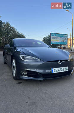 Лифтбек Tesla Model S 2017 в 