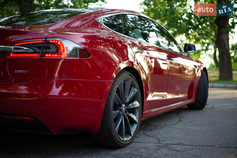 Лифтбек Tesla Model S 2017 в Кременчуге