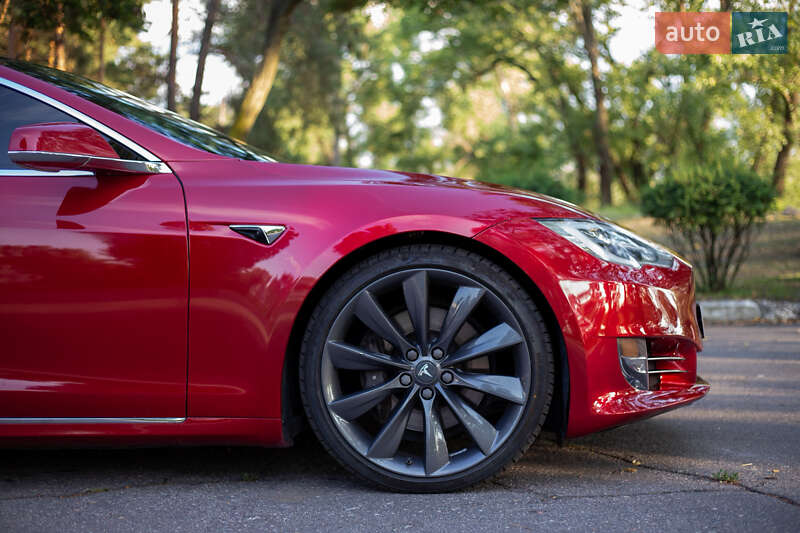 Лифтбек Tesla Model S 2017 в Кременчуге