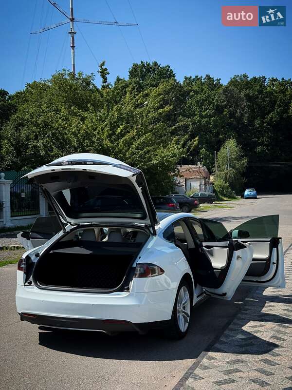 Лифтбек Tesla Model S 2015 в Виннице