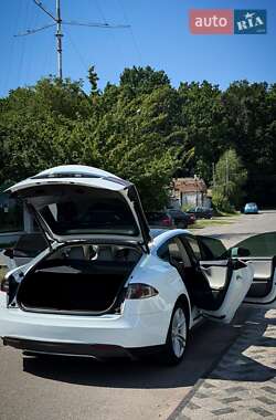 Лифтбек Tesla Model S 2015 в 