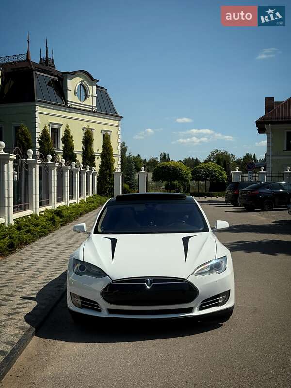 Лифтбек Tesla Model S 2015 в Виннице