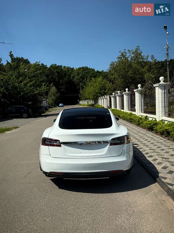Лифтбек Tesla Model S 2015 в Виннице