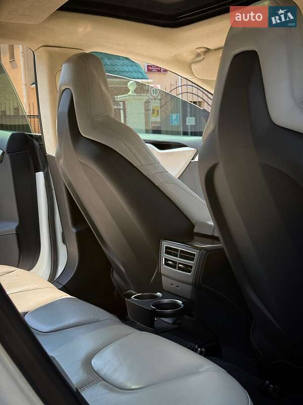 Лифтбек Tesla Model S 2015 в Виннице