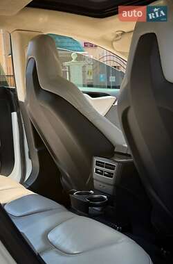 Лифтбек Tesla Model S 2015 в 