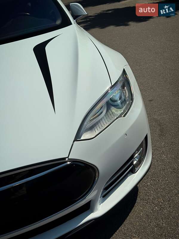Лифтбек Tesla Model S 2015 в Виннице