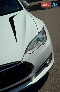 Лифтбек Tesla Model S 2015 в 