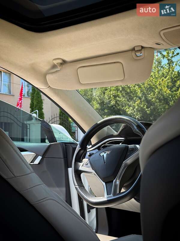 Лифтбек Tesla Model S 2015 в Виннице