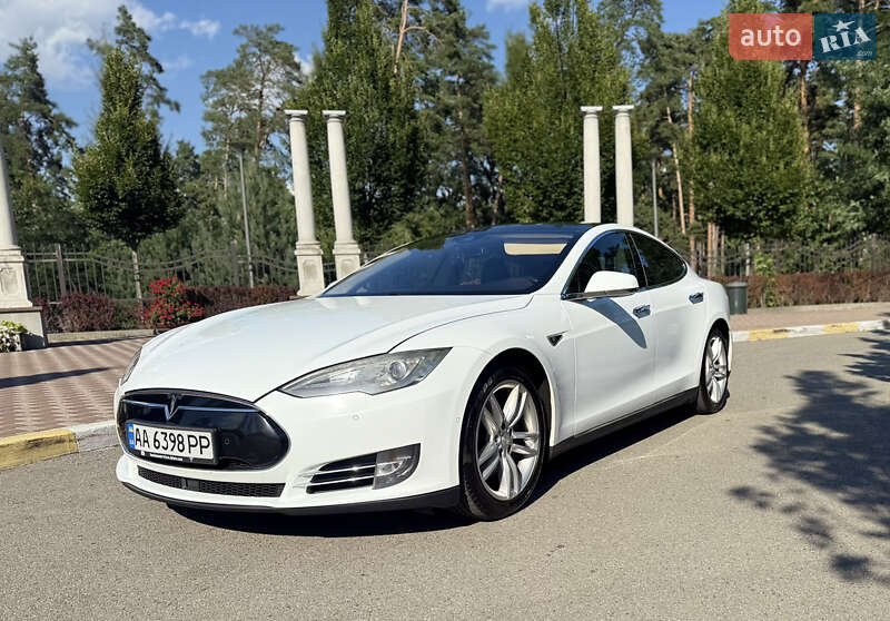 Лифтбек Tesla Model S 2015 в Киеве