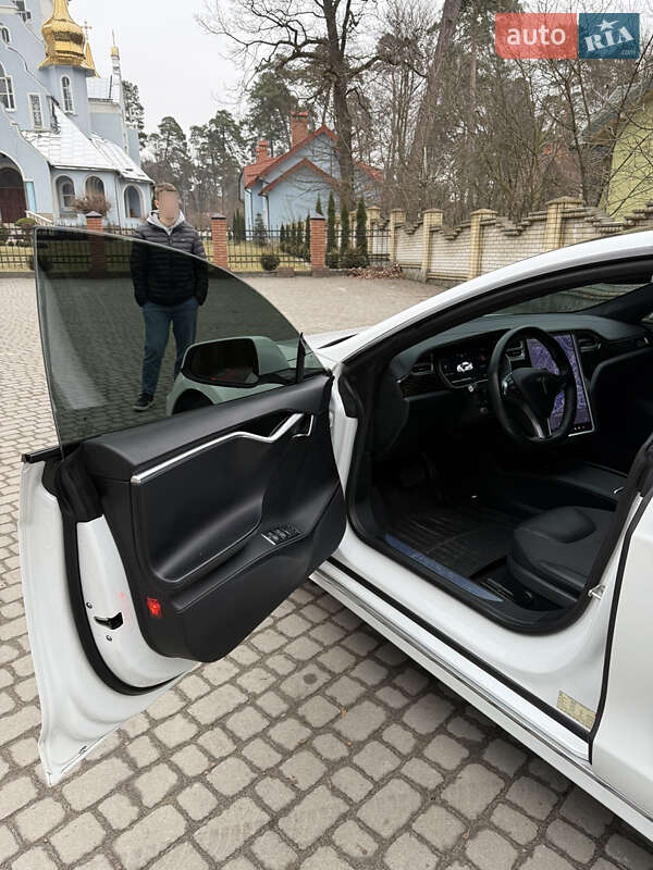 Лифтбек Tesla Model S 2016 в Львове