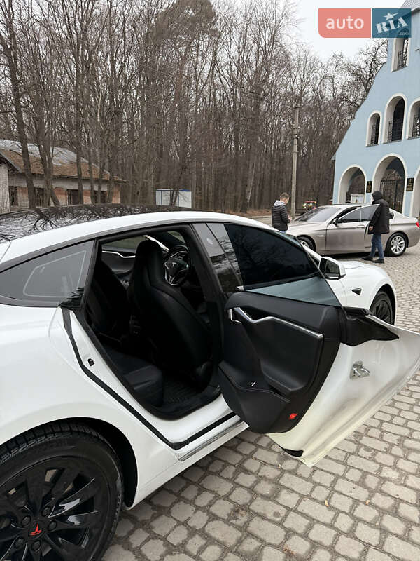 Лифтбек Tesla Model S 2016 в Львове