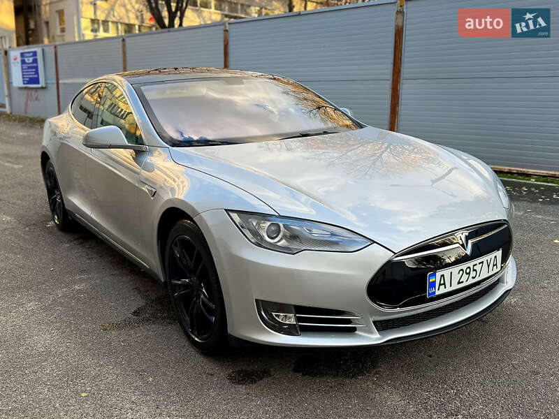 Лифтбек Tesla Model S 2013 в 