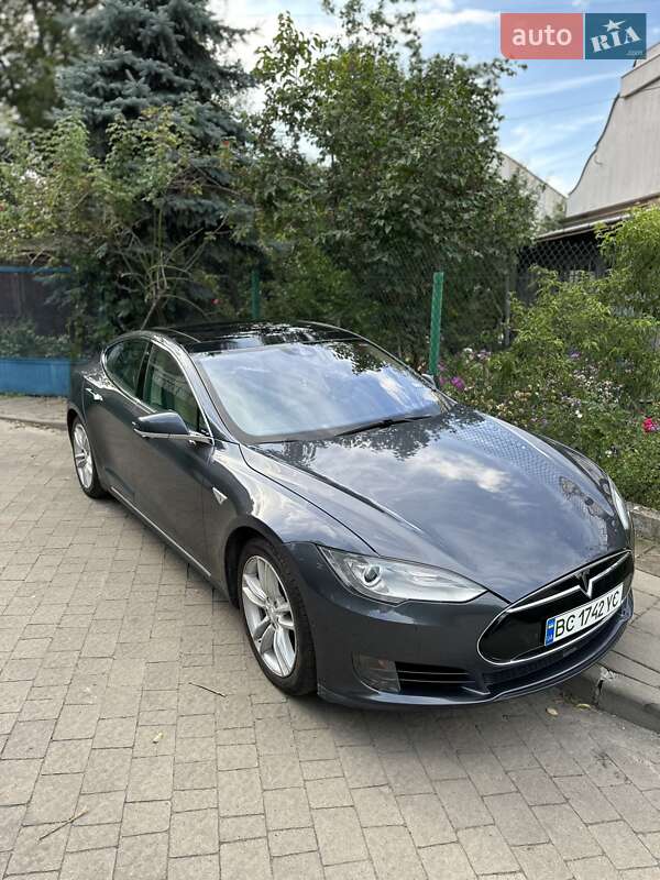 Tesla Model S 2015