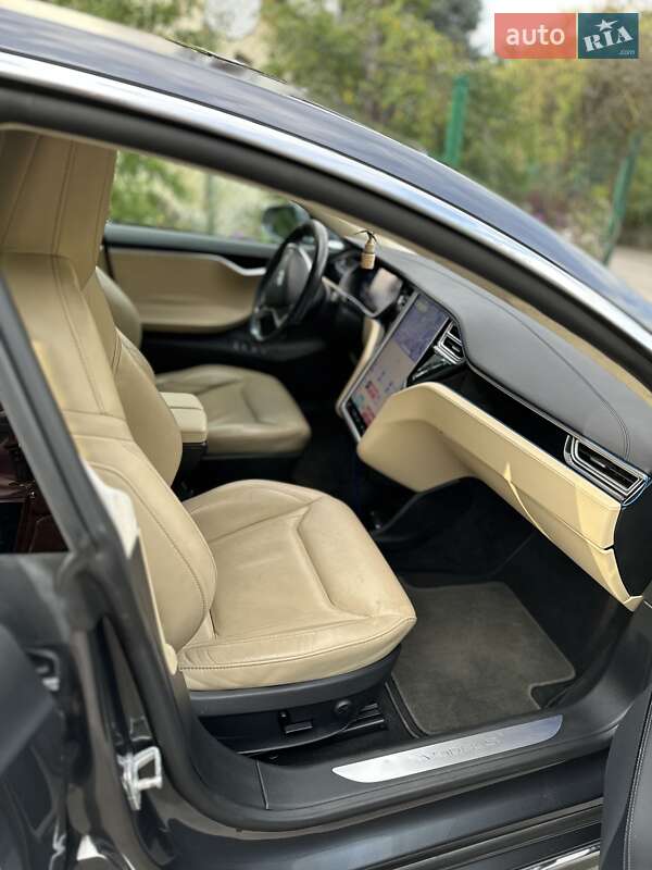 Лифтбек Tesla Model S 2015 в Львове