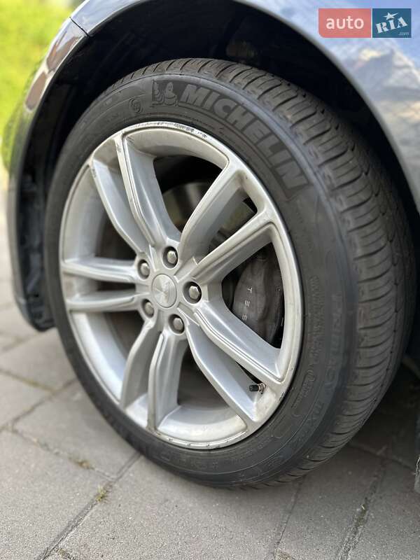 Лифтбек Tesla Model S 2015 в Львове