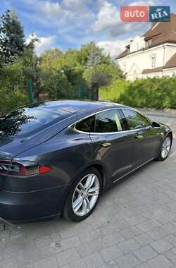 Лифтбек Tesla Model S 2015 в Львове