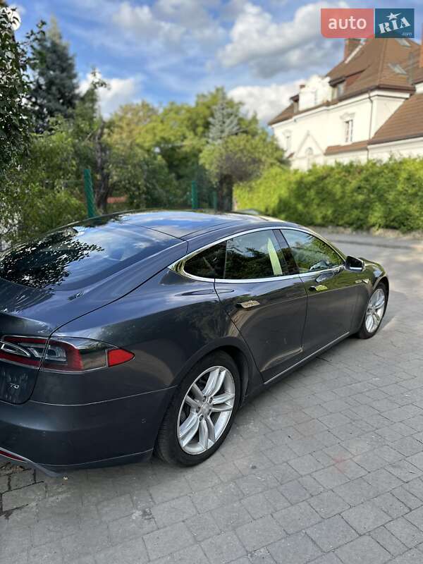 Лифтбек Tesla Model S 2015 в Львове