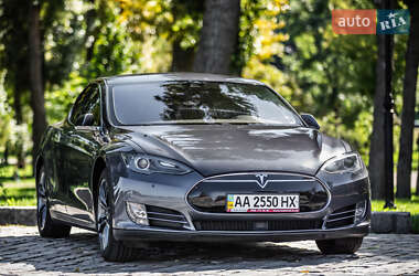 Лифтбек Tesla Model S 2014 в 