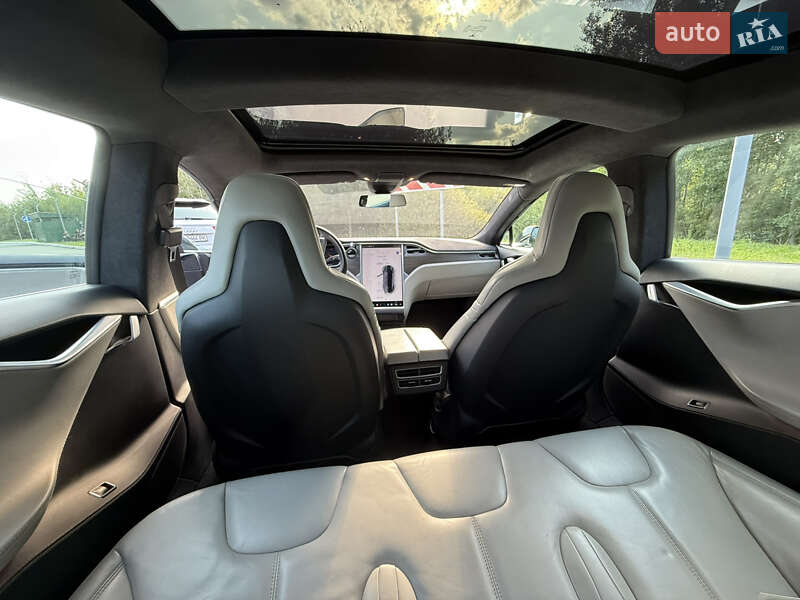 Лифтбек Tesla Model S 2016 в Киеве