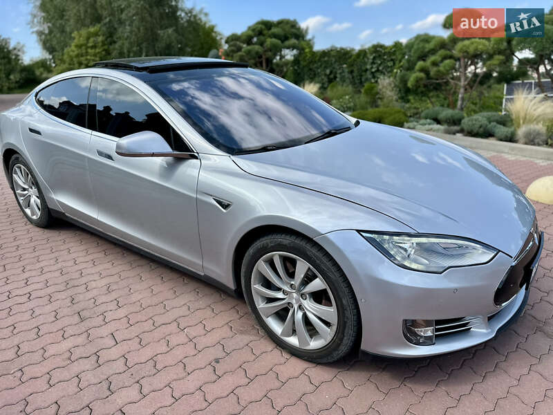 Ліфтбек Tesla Model S 2015 в Чернівцях