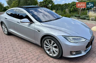 Лифтбек Tesla Model S 2015 в 