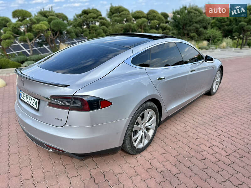 Ліфтбек Tesla Model S 2015 в Чернівцях