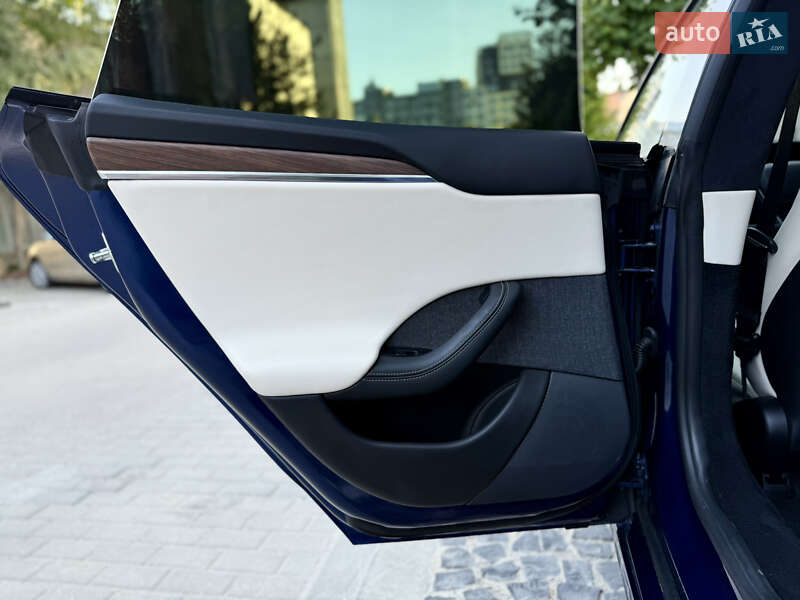 Лифтбек Tesla Model S 2021 в Львове